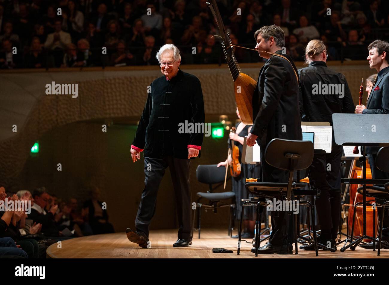 Amburgo, Germania. 7 dicembre 2024. Direttore Sir John Eliot Gardiner sul palco nella sala principale. Gardiner si esibisce per la prima volta con il suo nuovo coro nell'Elbphilharmonie. Crediti: Jonas Walzberg/dpa/Alamy Live News Foto Stock