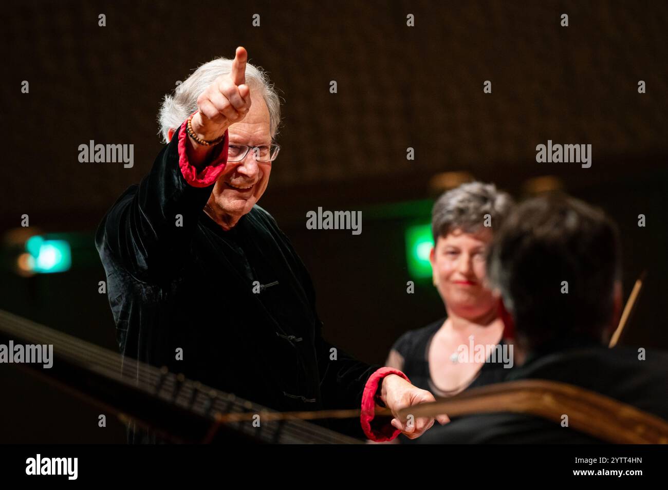 Amburgo, Germania. 7 dicembre 2024. Direttore Sir John Eliot Gardiner sul palco nella sala principale. Gardiner si esibisce per la prima volta con il suo nuovo coro nell'Elbphilharmonie. Crediti: Jonas Walzberg/dpa/Alamy Live News Foto Stock