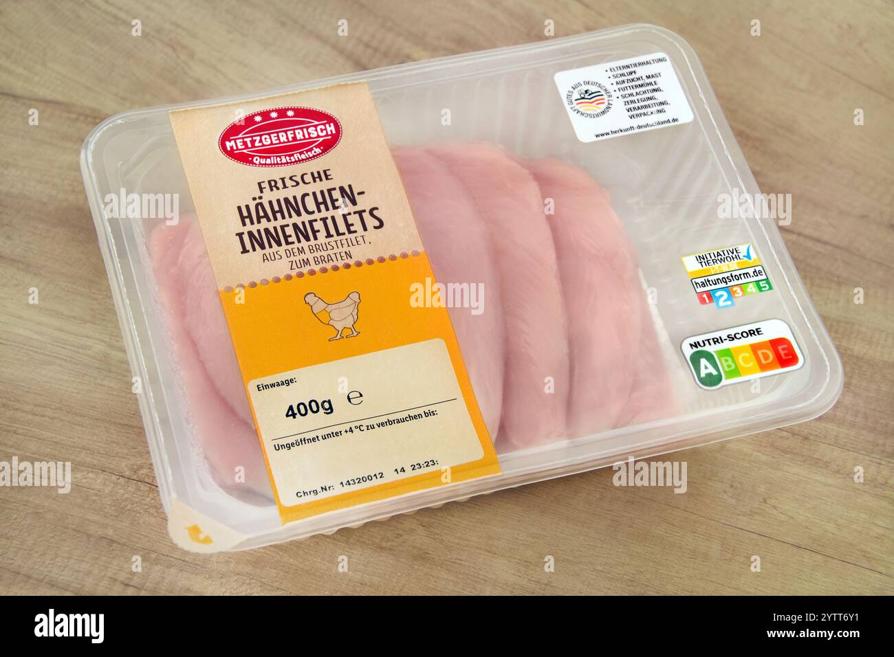 Amburgo, Germania - novembre 30 2024: Filetti di pollo tedeschi Metzgerfrisch su fondo in legno 400 g Foto Stock