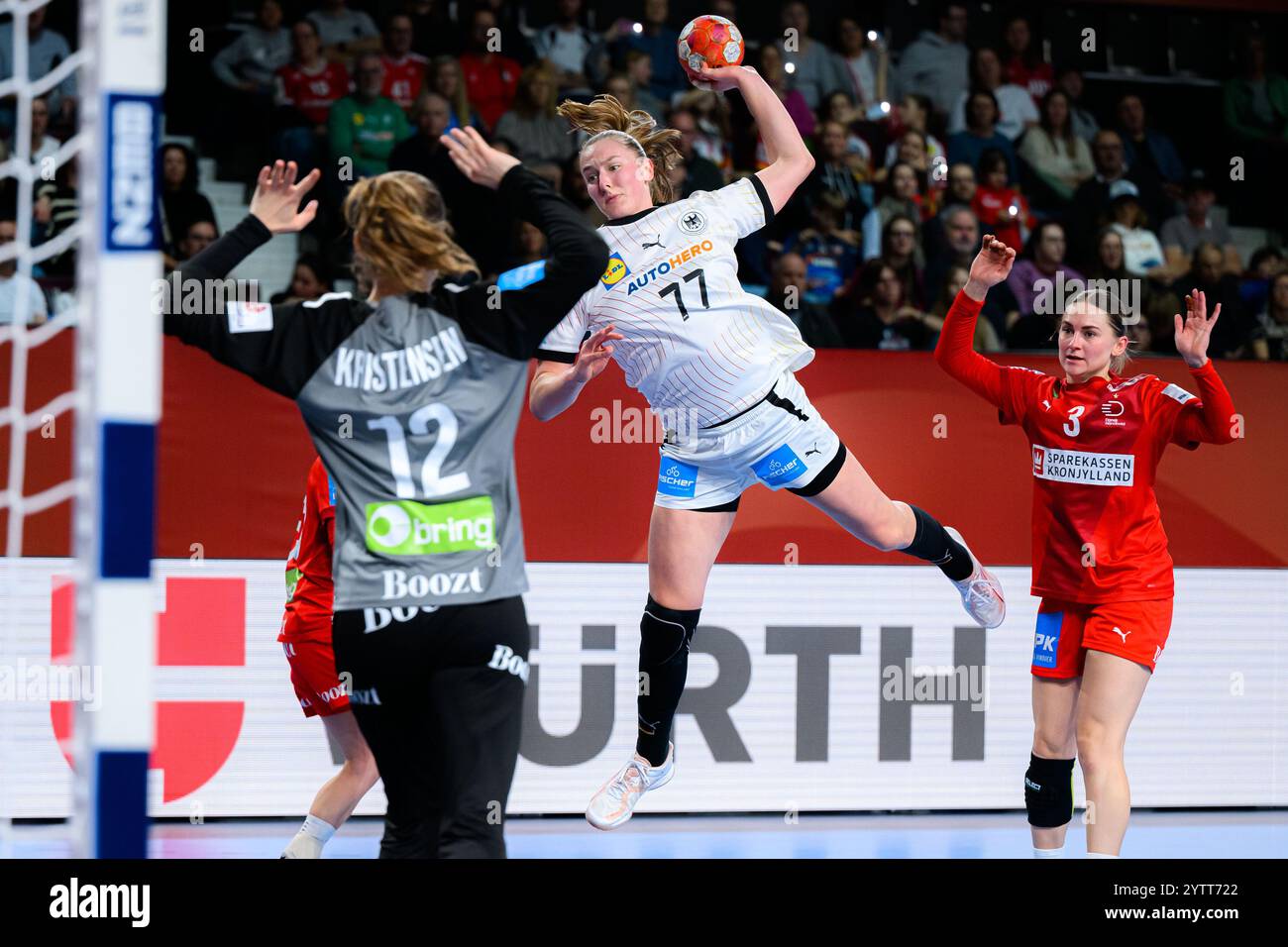 Vienna, Austria. 7 dicembre 2024. Pallamano, donne: Campionato europeo, Danimarca - Germania, Main round, gruppo 2, 2° giorno della partita nella Wiener Stadthalle. Anna Kristensen (Danimarca, l-r), Viola Leuchter (Germania) e Kaja Kamp Nielsen (Danimarca) in azione. Crediti: Marco Wolf/dpa/Alamy Live News Foto Stock