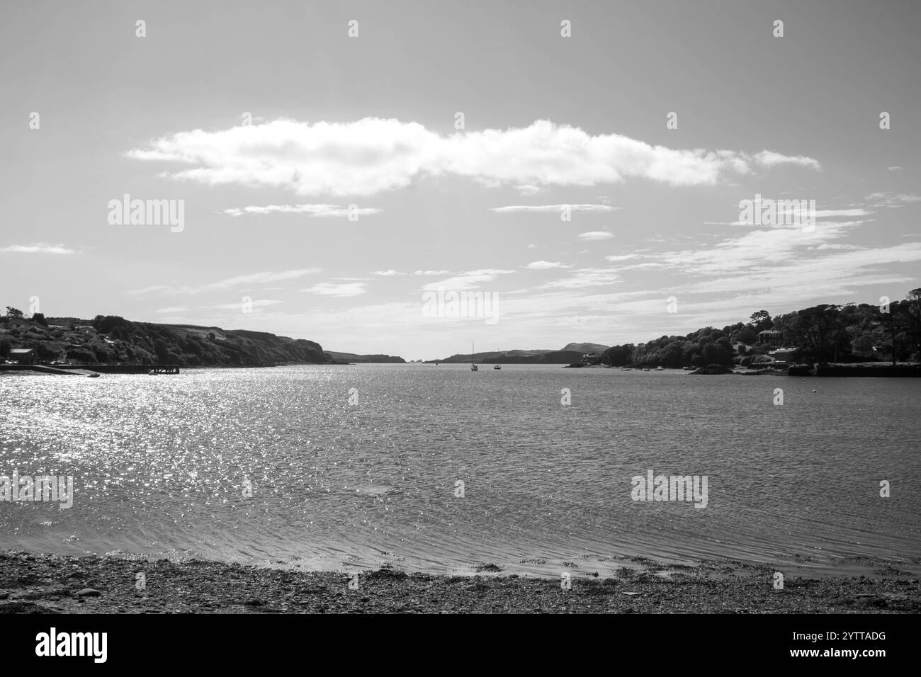 Alba di prima mattina su una spiaggia di Cork ovest con un riflesso luminoso dall'acqua Foto Stock