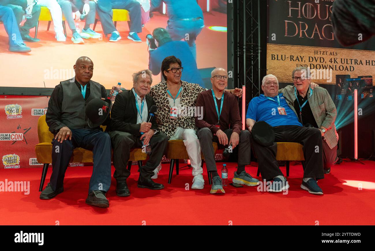 DORTMUND, Germania. 7 dicembre 2024. Pannello dell'Accademia di polizia (Michael Winslow, Scott Thomson, Brian Tochi, Lance Kinsey, G.W. Bailey, Tim Kazurinsky) al German Film and Comic con Credit: Markus Wissmann/Alamy Live News Foto Stock