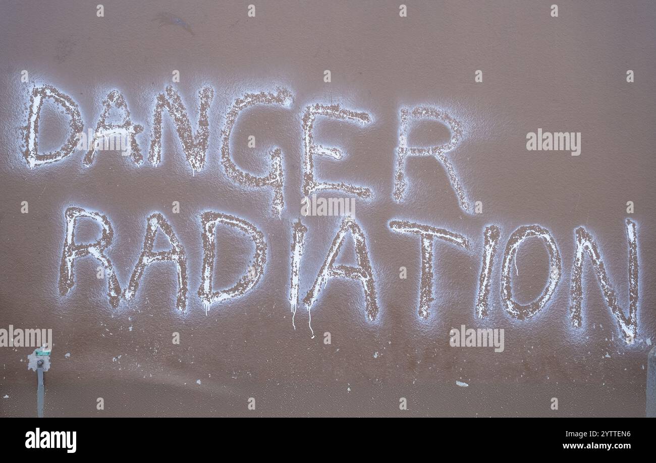 Teoria della cospirazione Graffiti vicino A Una torre cellulare che rivendica il pericolo delle radiazioni Foto Stock