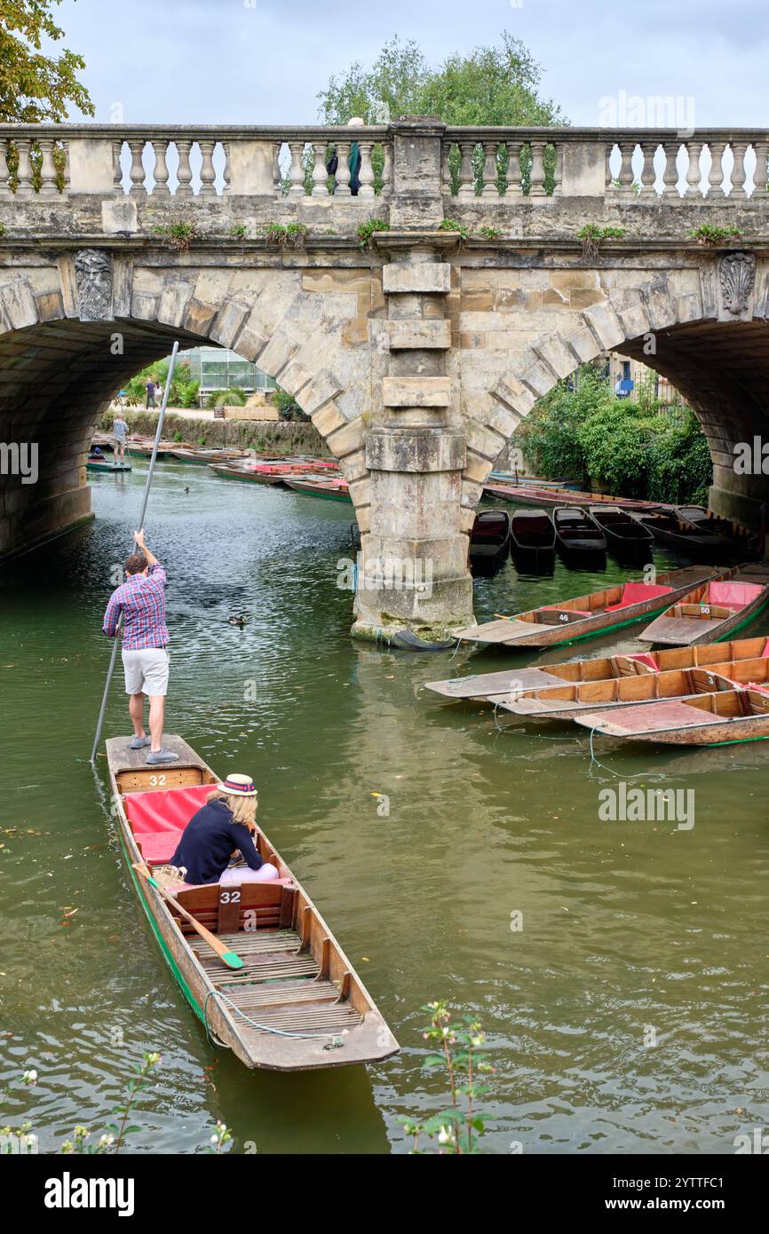 Persone su un punt vicino a un ponte sul fiume Cherwell nella città universitaria di Oxford Foto Stock