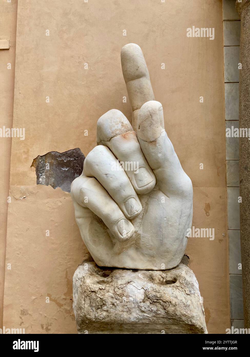 Mano destra della colossale statua di Costantino i, Musei Capitolini, Roma. Marmo, opere d'arte romane, 313–324 d.C. - Immagine stock catturata con smartphone