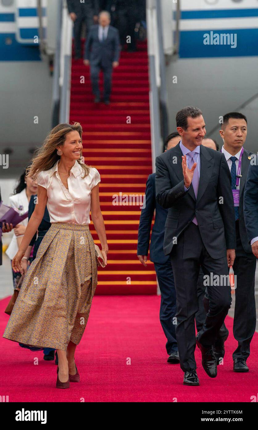 Il Presidente siriano Bashar al-Assad e la First Lady asma al-Assad, arrivati all'aeroporto di Pechino, HANNO FATTO arrivare all'aeroporto di Pechino il 21 settembre 2023 il Presidente siriano Bashar al-Assad e la First Lady asma al-Assad. Assad il 21 settembre ha iniziato il suo primo viaggio ufficiale in Cina in quasi due decenni, con Pechino che ha detto che la visita porterà legami a un nuovo livello, mentre il leader arabo cerca sostegno finanziario per aiutare a ricostruire il suo paese devastato. Foto della presidenza siriana apaimages Pechino Cina 081224 Bashar Asad Archive APA 008 Copyright: XapaimagesxSyrianxPresidencyxxapaimagesx Foto Stock