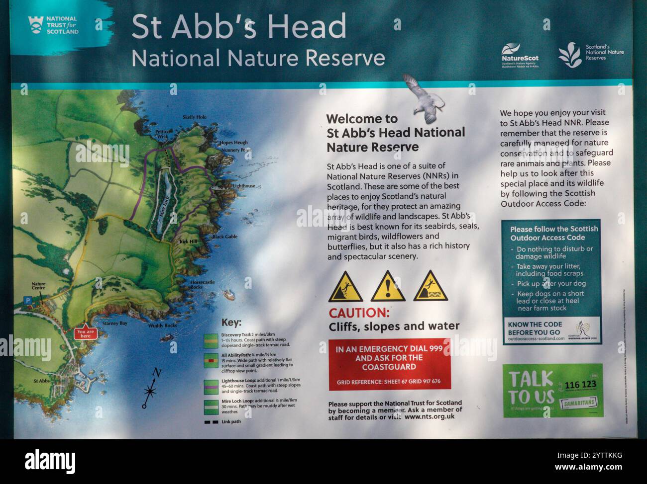Cartello di benvenuto all'ingresso della riserva naturale nazionale di St ABB's Head. Foto Stock
