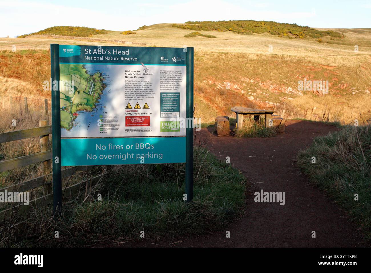 Cartello di benvenuto all'ingresso della riserva naturale nazionale di St ABB's Head. Foto Stock