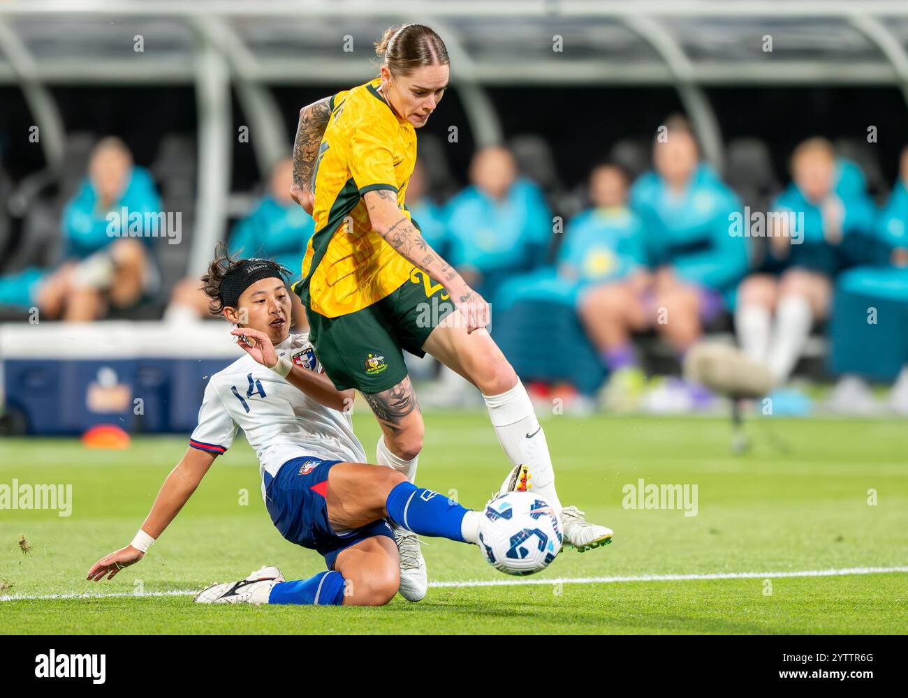 Geelong, Australia. 7 dicembre 2024. Il cinese Wu Kai-Ching di Taipei ha visto scivolare per un placcaggio sull'australiano Sharn Freier durante l'amichevole contro i Matilda contro il cinese Taipei. Partita di addio per l'australiano Clare Polkinghorne. Punteggio finale Australia 6 - Chinese Taipei 0. (Foto di Olivier Rachon/SOPA Images/Sipa USA) credito: SIPA USA/Alamy Live News Foto Stock