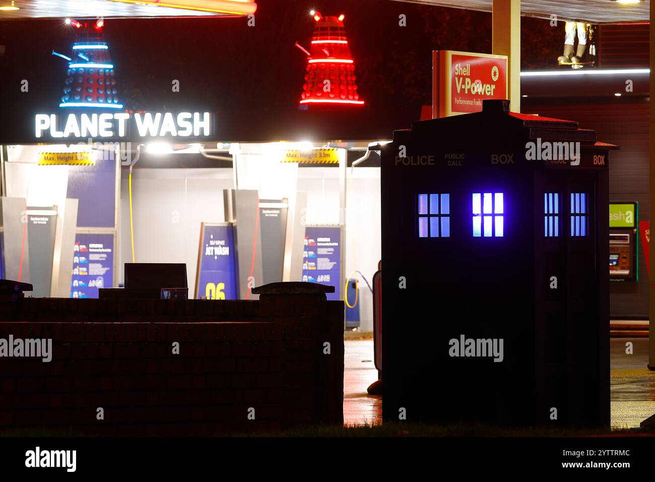 Una replica di Doctor Who Tardis in mostra alle Inner Space Station di York, North Yorkshire, Regno Unito Foto Stock