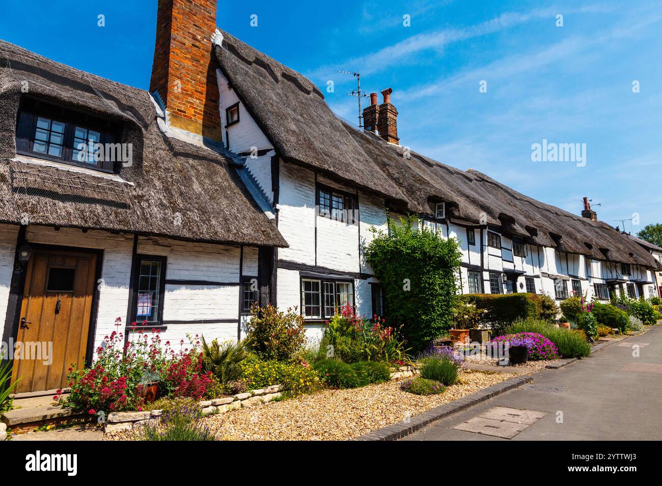Cottage storici in legno del 17° secolo di Coldharbour Terrace con tetti di paglia su Tring Road, Wendover, Buckinghamshire, Inghilterra Foto Stock