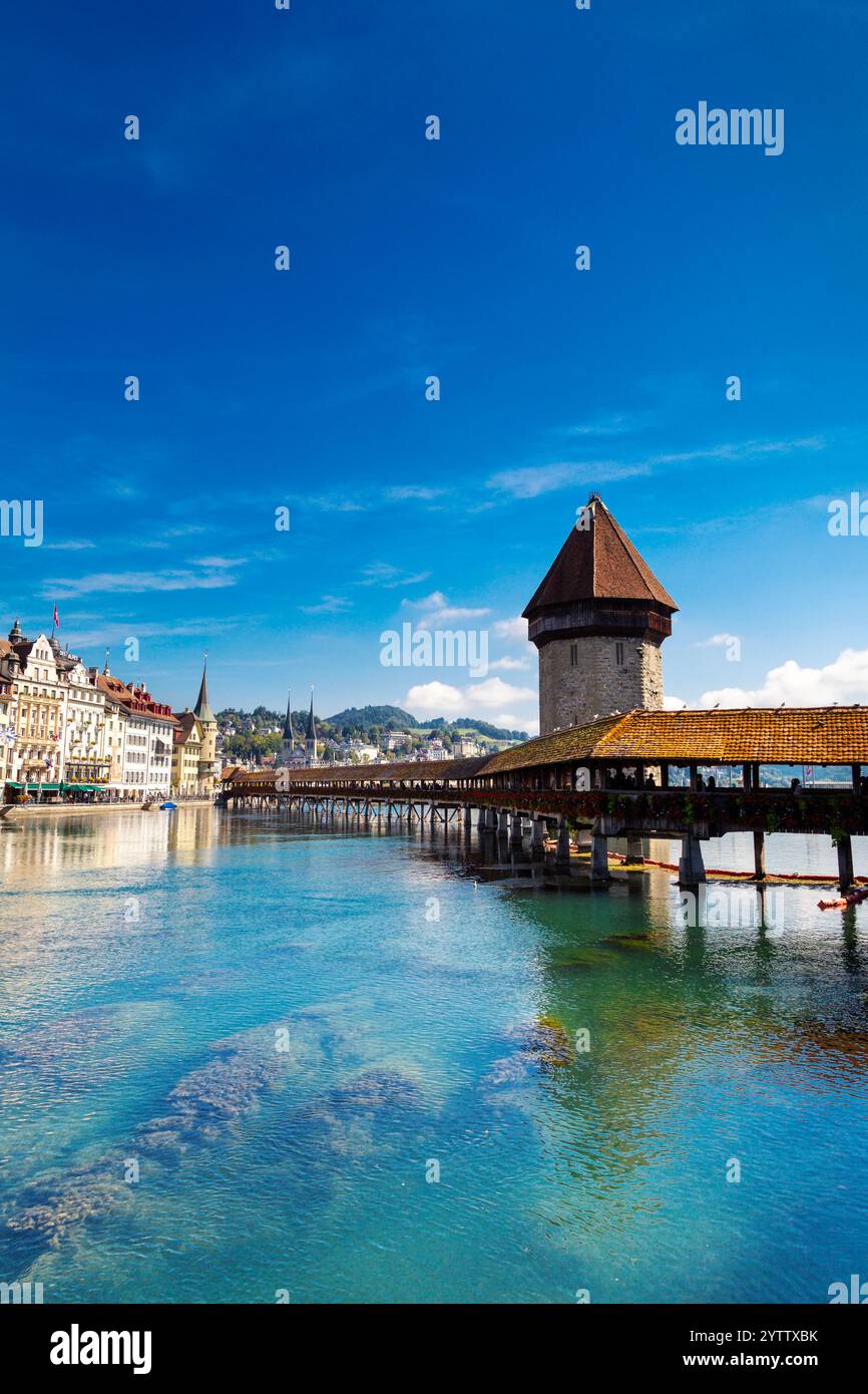 Ponte in legno più antico d'Europa del XIV secolo - Ponte della Cappella (Kapellbrücke) con torre dell'acqua (Wasserturm Kappelbrücke), Lucerna, Svizzera Foto Stock