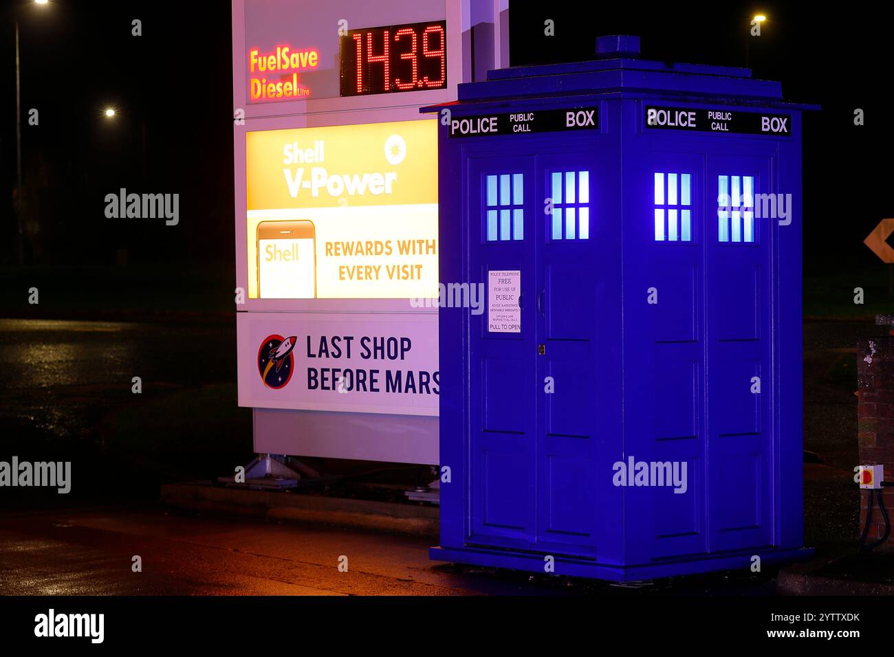 Una replica di Doctor Who Tardis in mostra alle Inner Space Station di York, North Yorkshire, Regno Unito Foto Stock