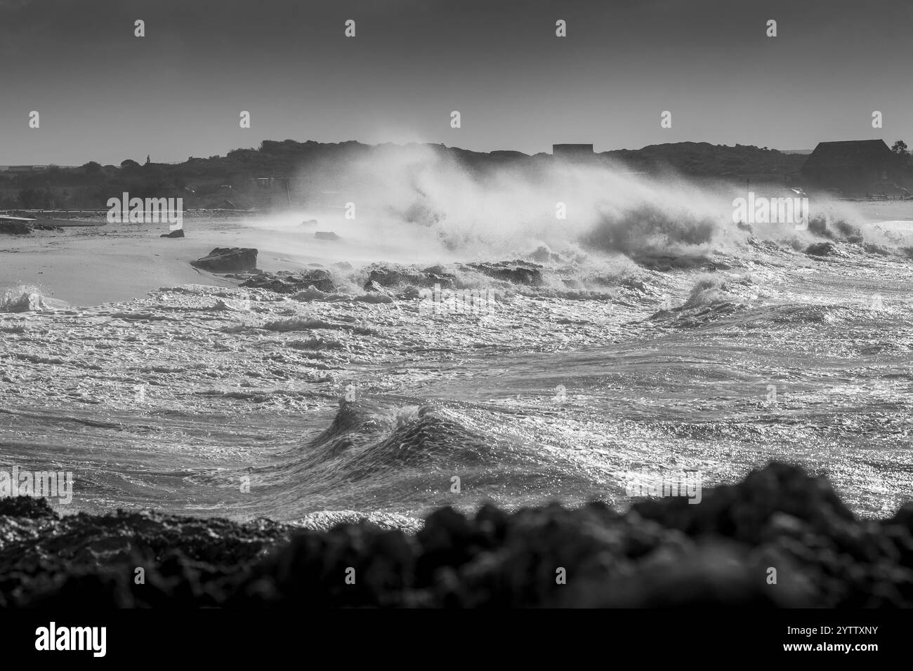 Sardegna, Cabras. 8 dicembre 2024. L'immagine mostra il mare e la spiaggia ritratti durante un momento stampa sulla decisione di annullare la gara di ciclocross di Coppa del mondo a Cabras, in Sardegna, terza tappa (su 12) della gara di ciclocross di Coppa del mondo UCI, domenica 08 dicembre 2024. L'isola e l'area circostante sono stati colpiti da una violenta tempesta, con raffiche che hanno raggiunto i 100 km/h, causando gravi danni. La sicurezza dei piloti e degli spettatori è pertanto a rischio. Inoltre, un incendio ieri sera ha distrutto la sala stampa. BELGA FOTO DAVID PINTENS credito: Belga News Agency/Alamy Live News Foto Stock