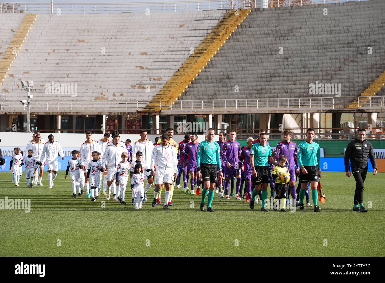 Firenze, Italia. 8 dicembre 2024. Le squadre entrano nel campo calcistico per la partita durante la partita di serie A Enilive 2024/2025 tra Fiorentina e Cagliari - serie A Enilive allo Stadio Artemio Franchi - Sport, calcio - Firenze, Italia - domenica 6 dicembre 2024 (foto di massimo Paolone/LaPresse) credito: LaPresse/Alamy Live News Foto Stock