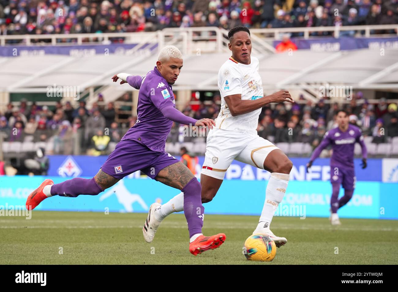Firenze, Italia. 8 dicembre 2024. Dodo della Fiorentina combatte per il pallone con il Cagliari Terry Mina durante la partita di serie A Enilive 2024/2025 tra Fiorentina e Cagliari - serie A Enilive allo Stadio Artemio Franchi - Sport, calcio - Firenze, Italia - domenica 6 dicembre 2024 (foto di massimo Paolone/LaPresse) credito: LaPresse/Alamy Live News Foto Stock