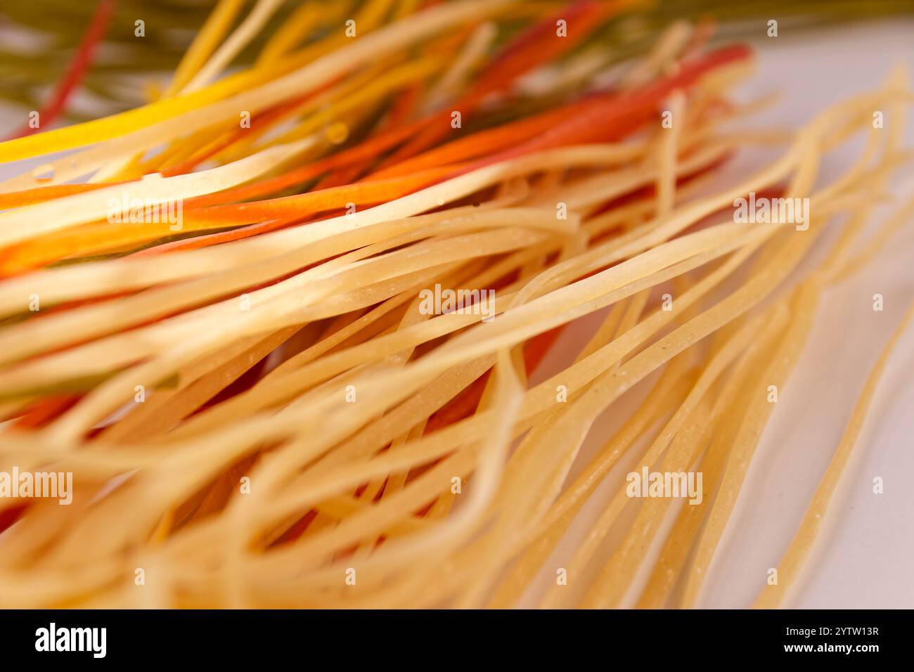 Primo piano di una collezione di pasta italiana multicolore su sfondo bianco, con ombre reali Foto Stock