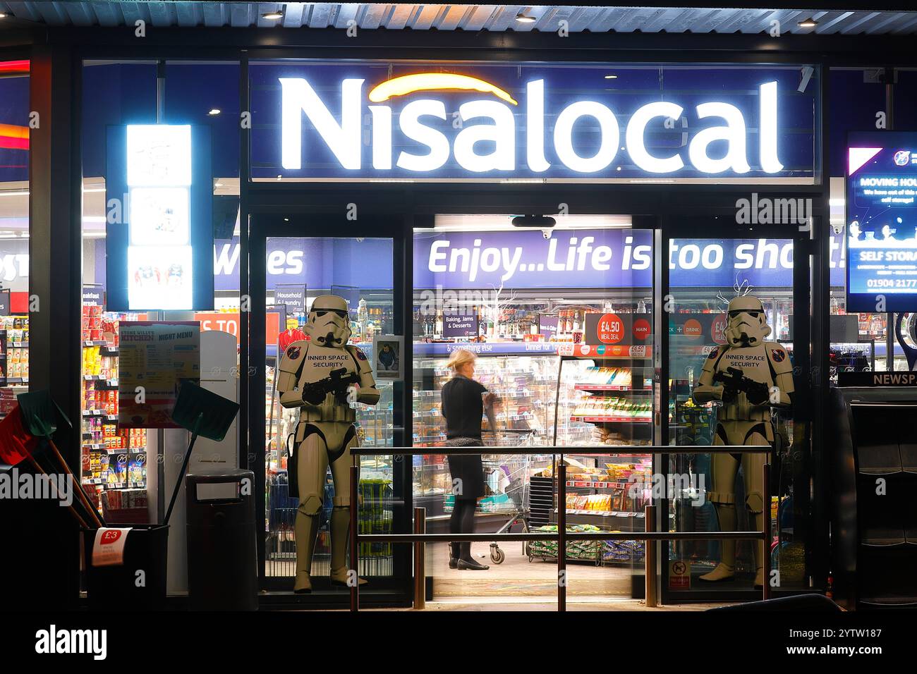 Ingresso al negozio Nisa situato all'interno della stazione di servizio delle stazioni spaziali interne su Hull Road a York, Regno Unito Foto Stock