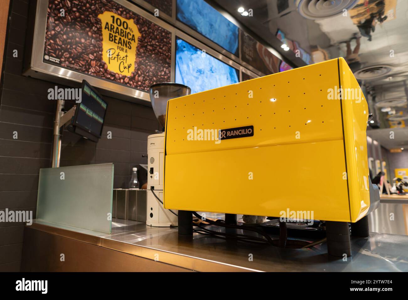 KUALA LUMPUR, MALESIA - 8 NOVEMBRE 2023: Primo piano di una macchina da caffè Rancilio gialla. Le macchine da caffè Rancilio sono comunemente utilizzate in McCafe, Foto Stock