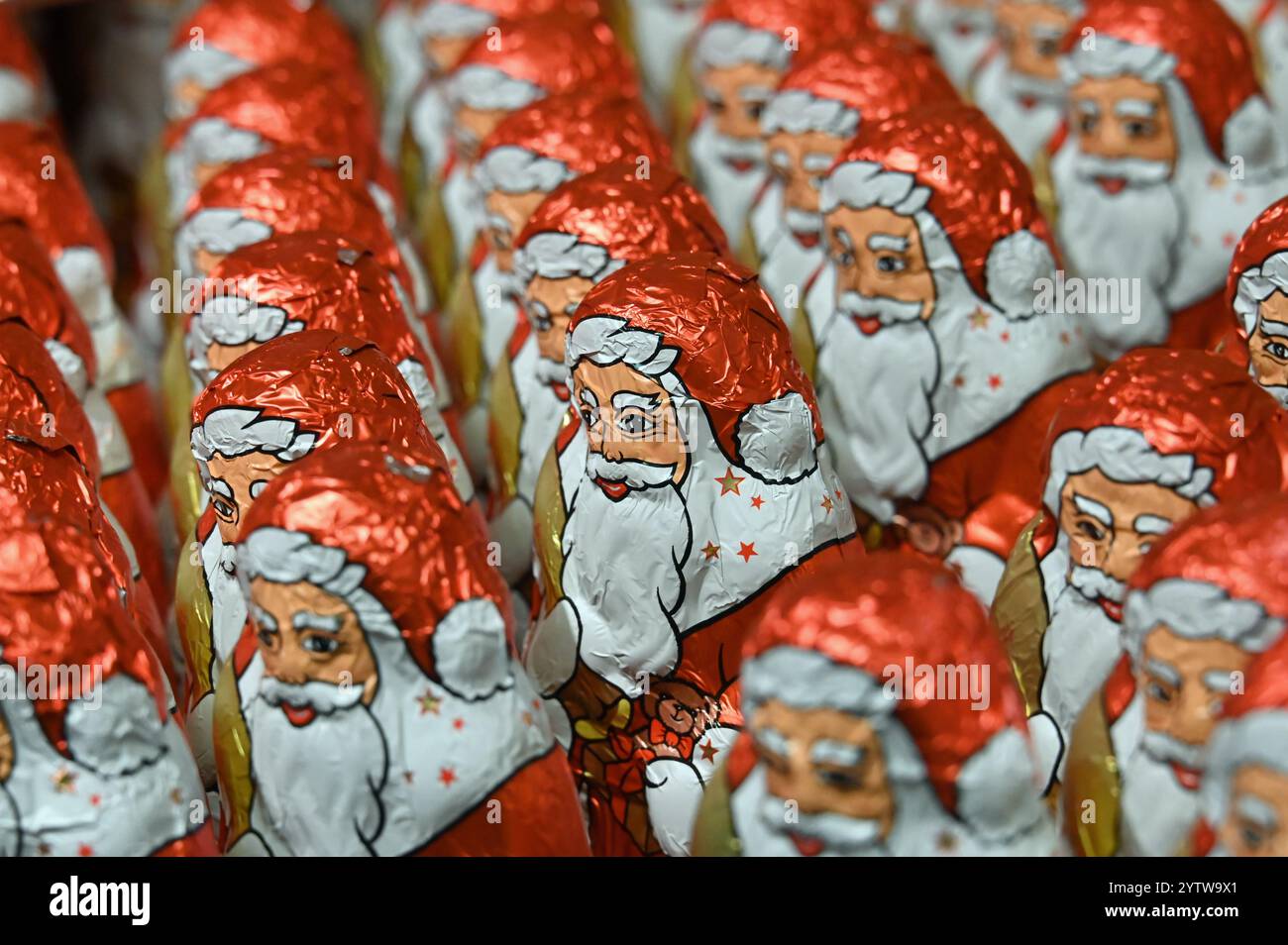 Bückeburg, Germania - 6 dicembre 2024: Clausole Santa del marchio Lindt su uno scaffale del supermercato Foto Stock