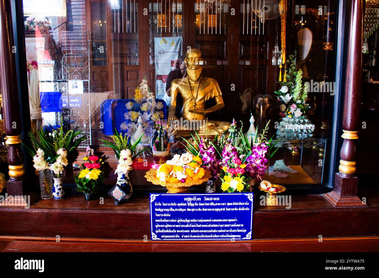 Eremita Doctor Cheewaka o Jivaka Komarabhacca Anchoret antica statua in antico santuario per i thailandesi i viaggiatori viaggiano rispetto pregando al Wat Sakae Foto Stock