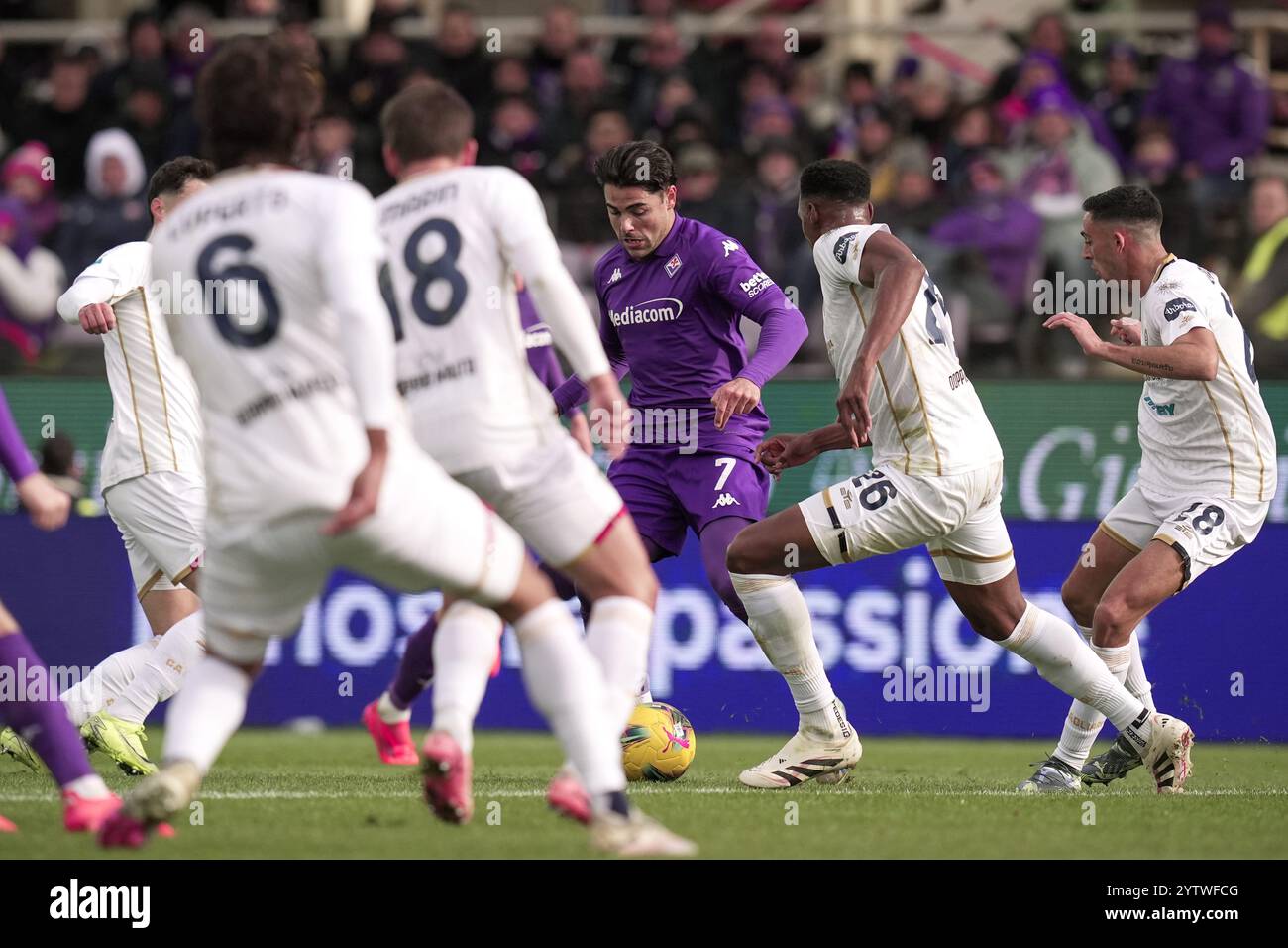Firenze, Italia. 8 dicembre 2024. Riccardo Sottil della Fiorentina combatte per il pallone con il Cagliari Terry Mina durante la partita di serie A Enilive 2024/2025 tra Fiorentina e Cagliari - serie A Enilive allo Stadio Artemio Franchi - Sport, calcio - Firenze, Italia - domenica 6 dicembre 2024 (foto di massimo Paolone/LaPresse) crediti: LaPresse/Alamy Live News Foto Stock