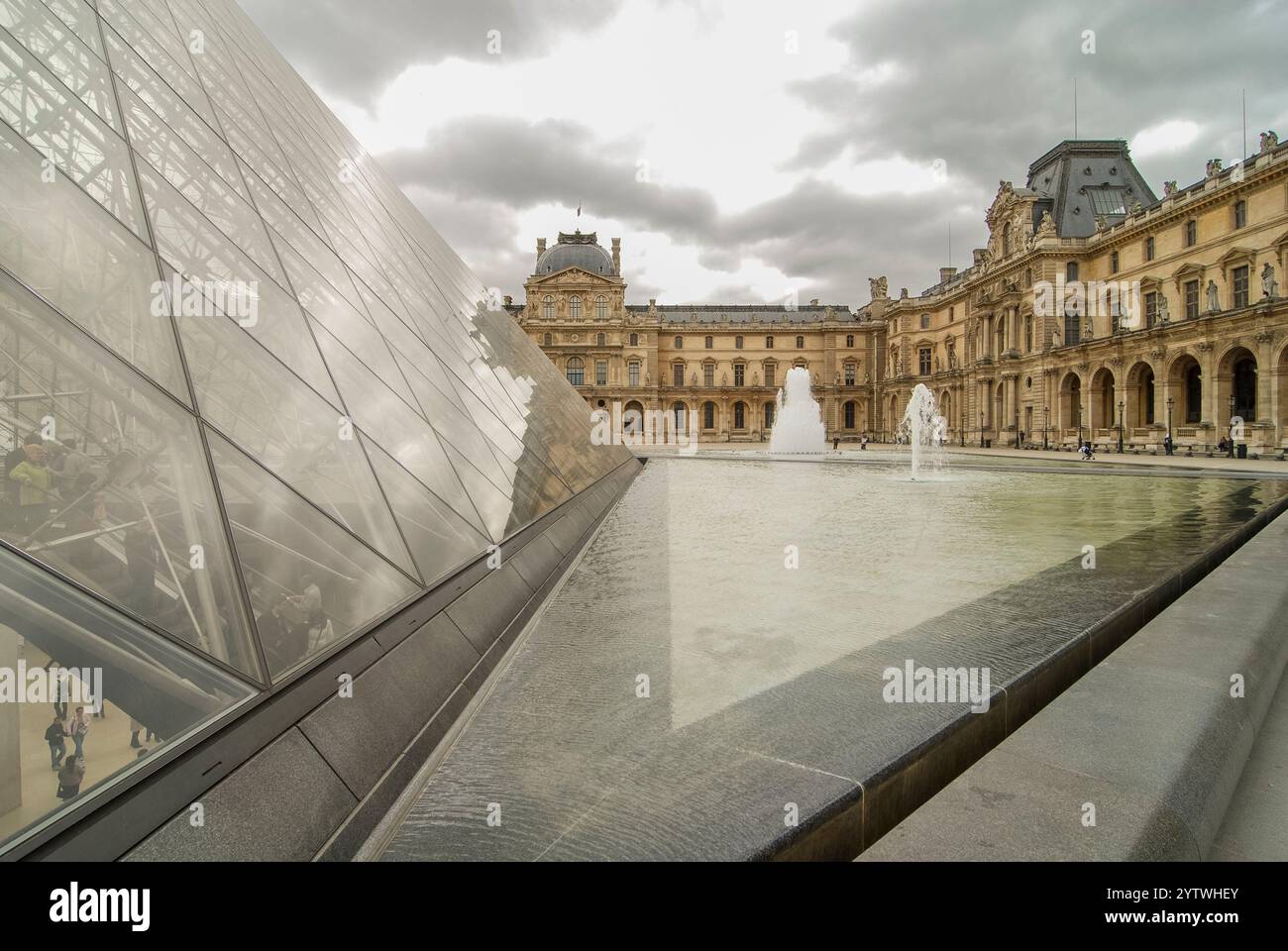 Vista ad angolo della piramide di vetro del Museo del Louvre e della Cour Carrée, Parigi, Francia Foto Stock