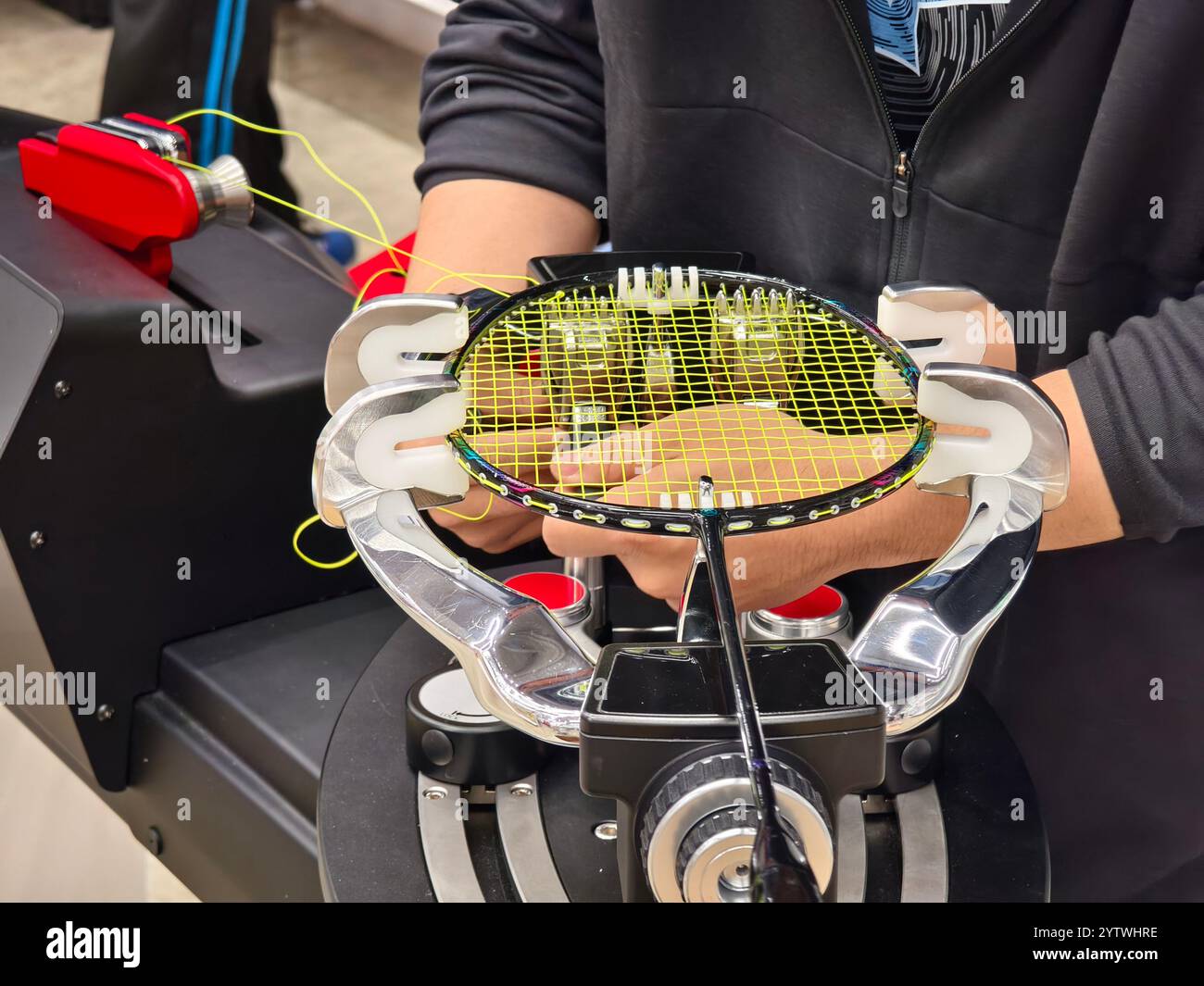 Indossa una racchetta da badminton su una macchina per stringere a racchetta. Foto Stock