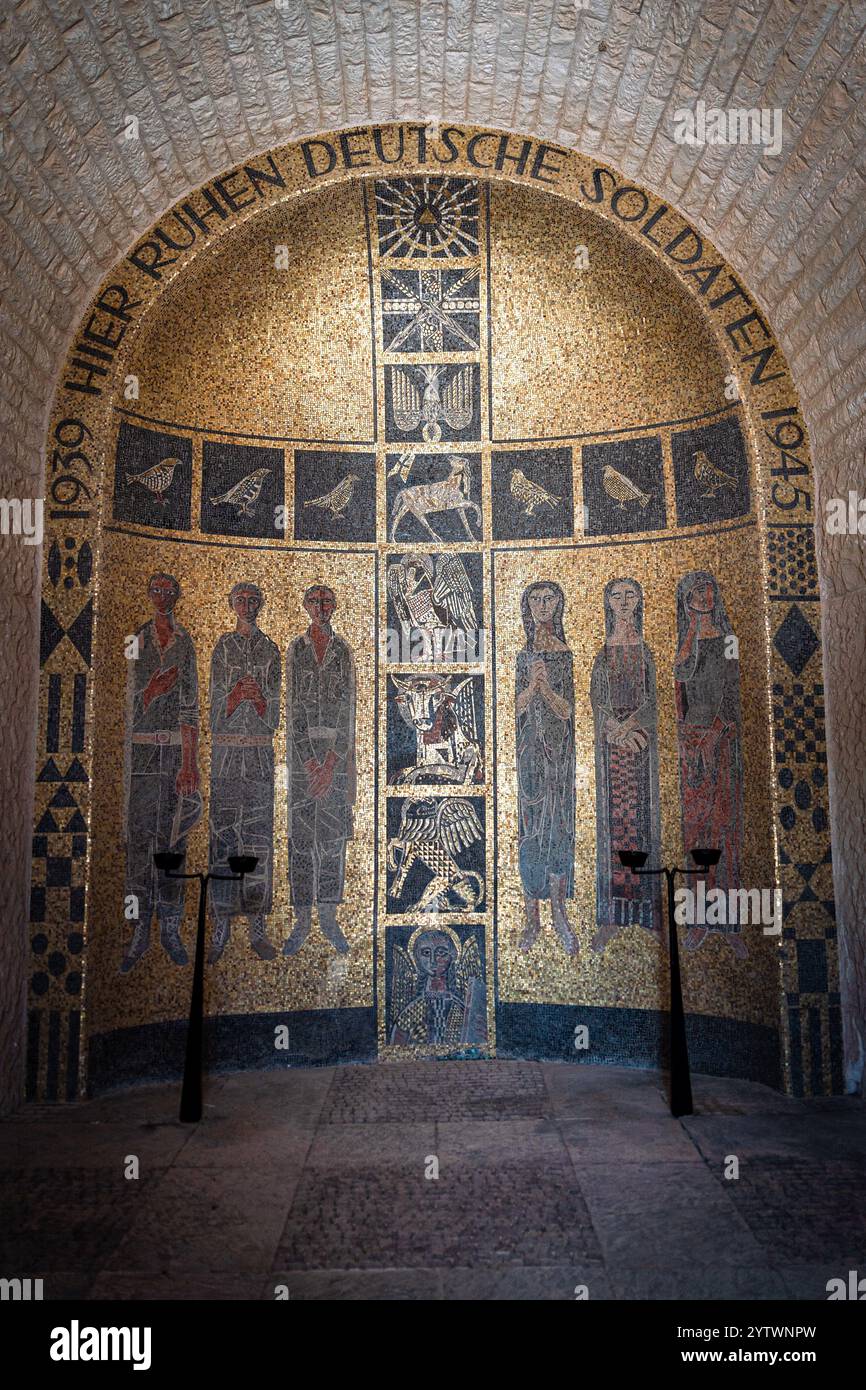 Splendido mosaico al Memoriale di guerra tedesco di El Alamein, in onore dei soldati caduti della seconda guerra mondiale. Piastrelle in oro e nero raffigurano figure e iscrizioni simboliche Foto Stock