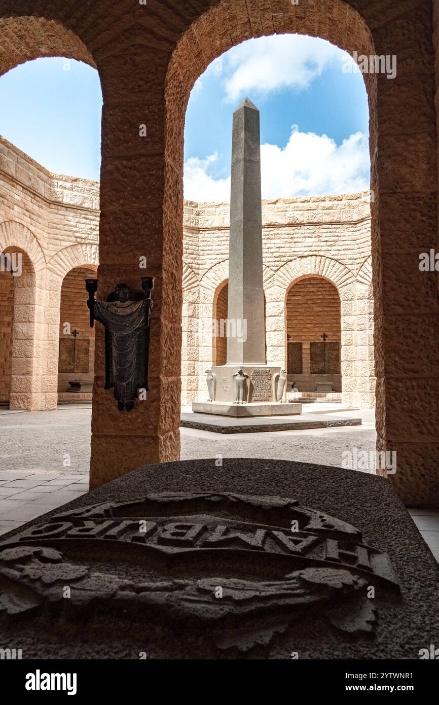 Interno del Memoriale di guerra tedesco a El Alamein, caratterizzato da un obelisco circondato da archi e sculture simboliche che commemorano i soldati della seconda guerra mondiale Foto Stock