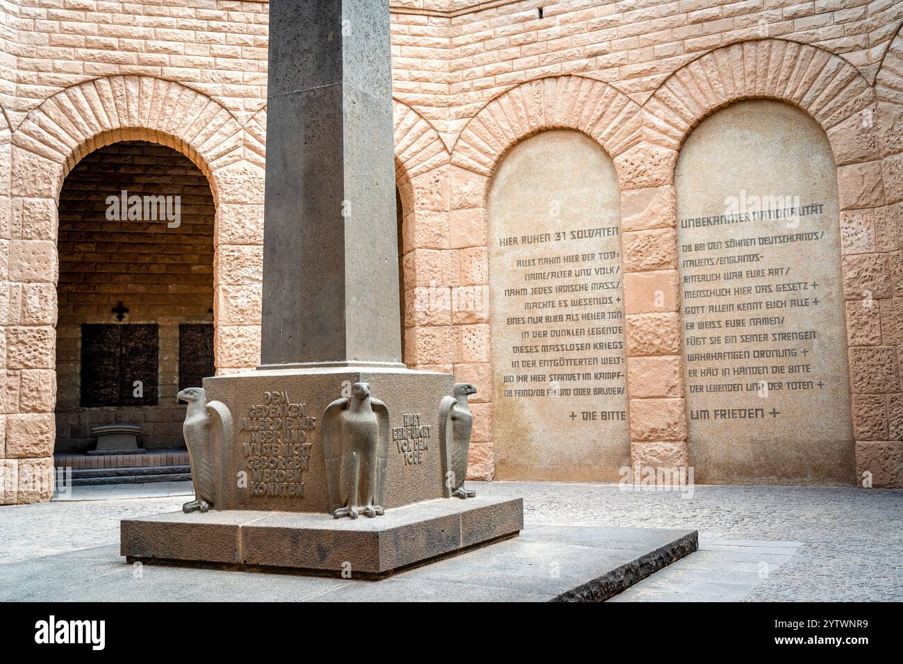 Memoriale militare tedesco a El Alamein: Un obelisco con sculture simboliche dell'aquila e iscrizioni incise in onore dei soldati caduti della seconda guerra mondiale Foto Stock