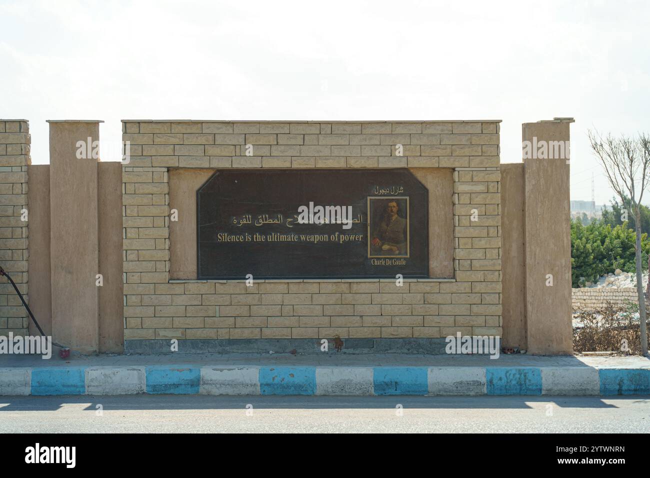 Una targa al Museo militare di El Alamein che cita Charles De Gaulle: "Il silenzio è l'arma definitiva del potere". Foto Stock