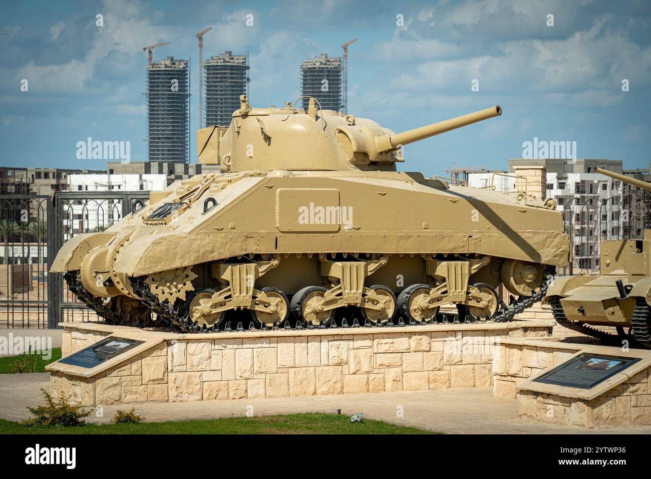 Il carro Sherman restaurato della seconda guerra mondiale esposto al Museo militare di El Alamein, in Egitto, rappresenta i principali veicoli corazzati utilizzati nella campagna del Nord Africa. Foto Stock