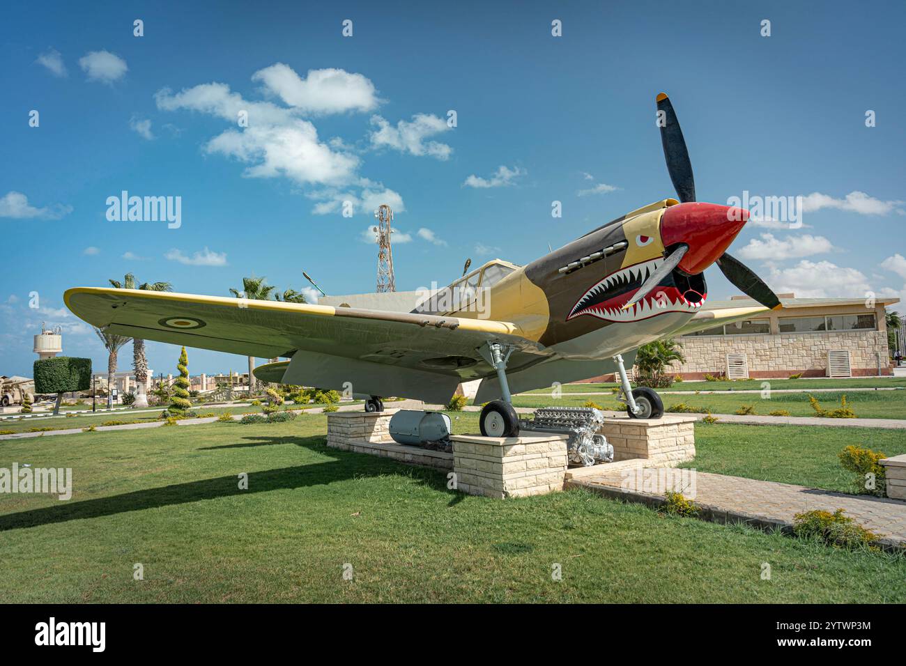 Aereo da caccia Curtiss P-40B Kittyhawk della seconda guerra mondiale esposto al Museo militare di El Alamein, Egitto. Un aereo storico che simboleggia la campagna del Nord Africa Foto Stock