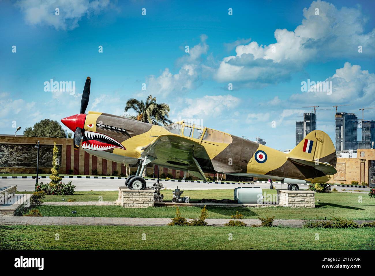 Aereo da caccia Curtiss P-40B Kittyhawk della seconda guerra mondiale esposto al Museo militare di El Alamein, Egitto. Un aereo storico che simboleggia la campagna del Nord Africa Foto Stock