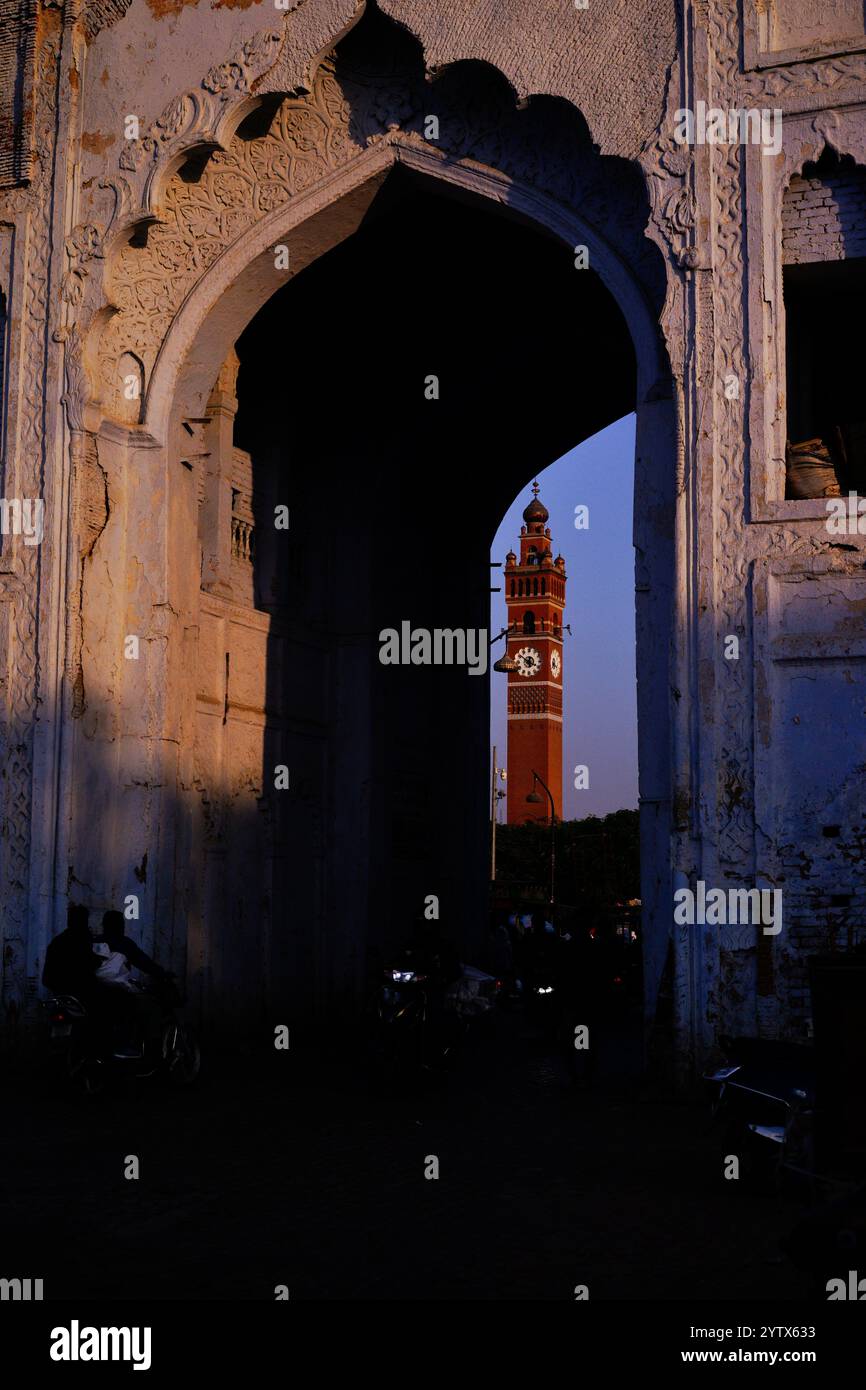 La torre dell'orologio di Lucknow attraverso il cancello d'ingresso di Hussainabad nella vecchia Lucknow. Foto Stock