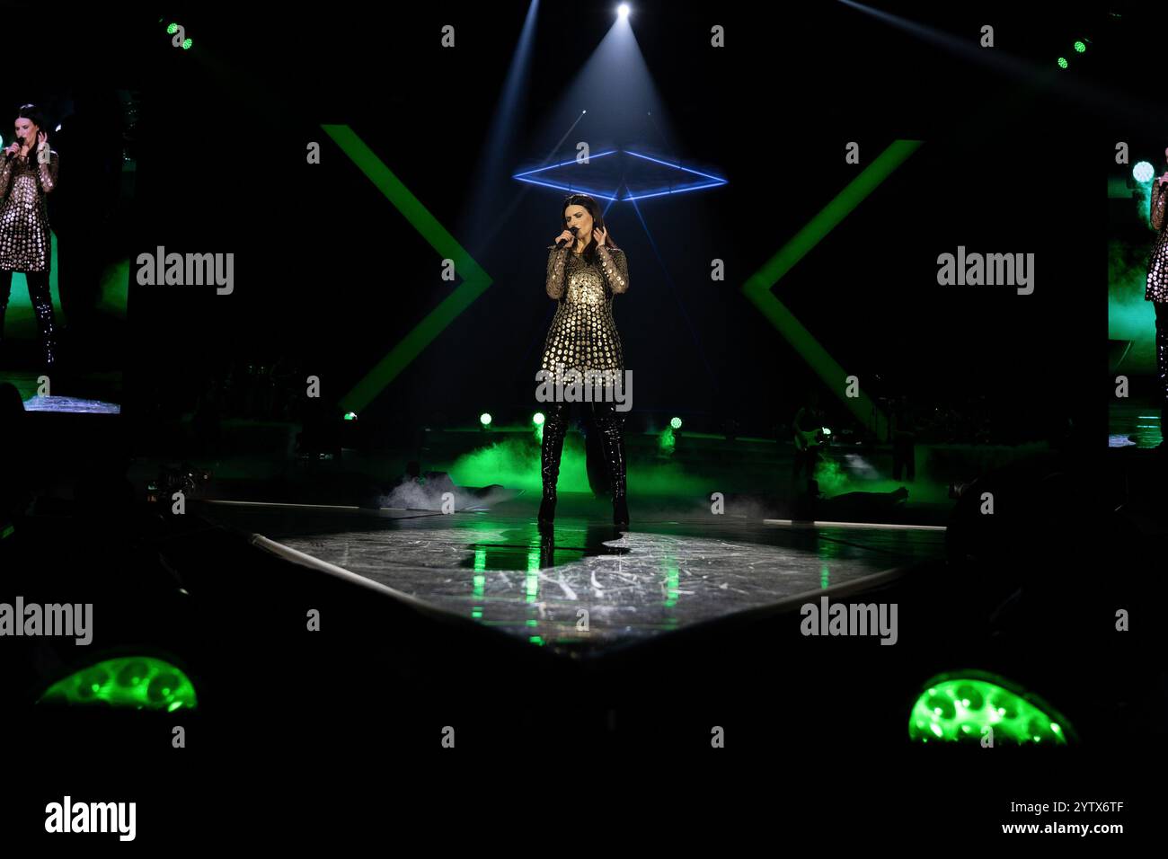 La cantante italiana Laura Pausini si esibisce durante il suo concerto a Madrid, il 7 dicembre 2024 in Spagna Foto Stock