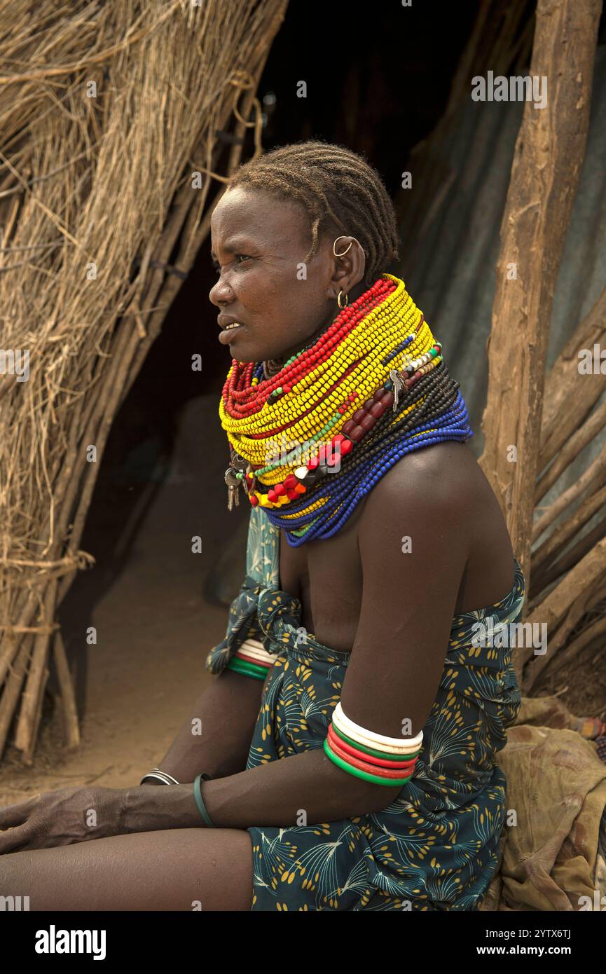 La giovane donna del gruppo etnico Karo indossa collane colorate di perle intorno al suo collo, nella valle meridionale dell'Omo, in Etiopia Foto Stock