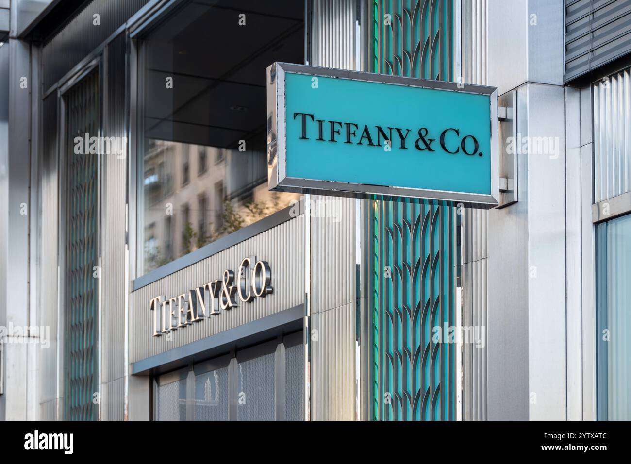 Firma e logo di un negozio Tiffany and Co a Ginevra, Svizzera. Tiffany è un'azienda americana specializzata in gioielli, stoviglie e lusso Foto Stock
