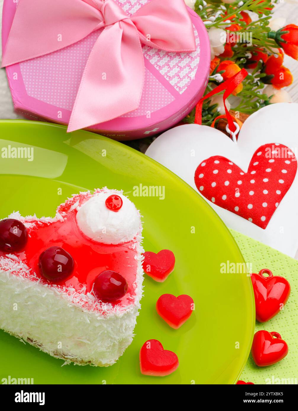 Deliziosa torta al cocco. Torta di San Valentino decorata con mirtilli rossi, marmellata e cocco. San Valentino. Foto Stock