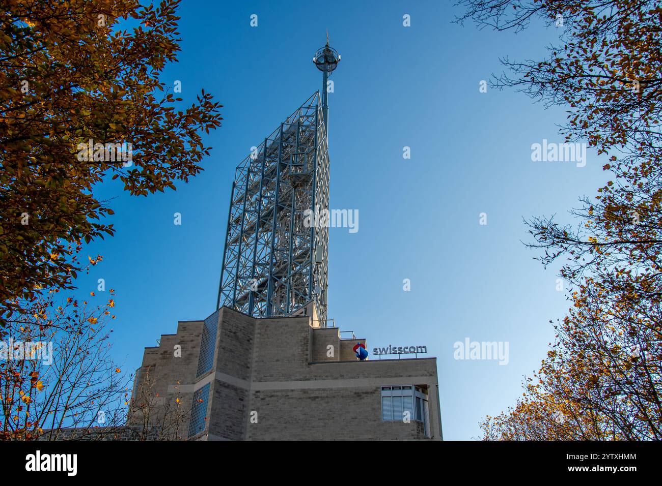 Vista esterna di un centro di telecomunicazioni Swisscom. Swisscom AG è una società pubblica e uno dei principali fornitori svizzeri di telecomunicazioni Foto Stock