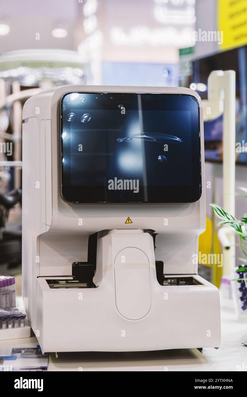 Analizzatore ematologico automatizzato per analisi ematiche generiche, diagnostica in vitro in laboratori clinici. Foto Stock