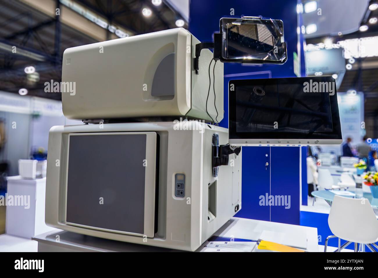 Analizzatore microbiologico automatizzato per identificazione rapida (ID) e test di suscettibilità antimicrobica di batteri clinicamente significativi Foto Stock