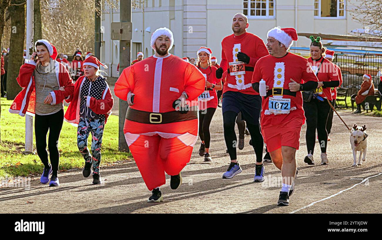 Glasgow, Scozia, Regno Unito. 8 dicembre 2024. Glasgow verde, il parco pubblico nel centro della città, ha visto migliaia di persone vestirsi per l'annuale Santa Dash mentre santas riempiva le strade. Credit Gerard Ferry/Alamy Live News Foto Stock