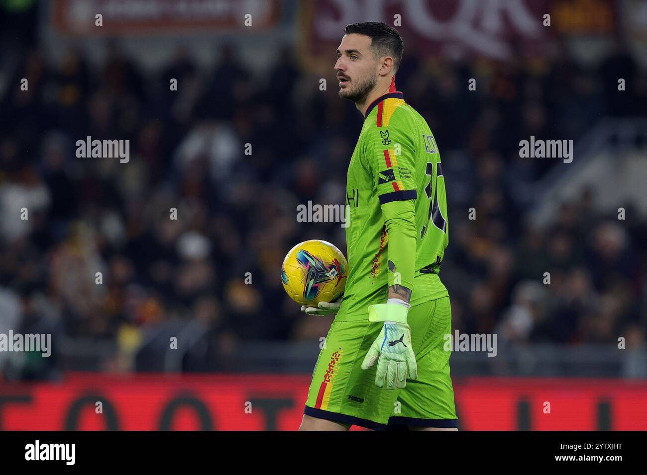 Roma, Italia. 7 dicembre, 2024. Wladimiro Falcone portiere di Lecce guarda durante la partita di campionato italiano di serie A tra AS Roma e. Foto Stock