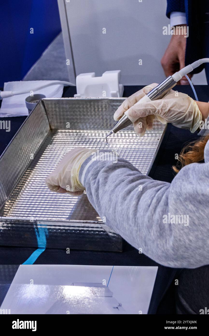 Una donna si allena utilizzando una macchina per la chirurgia ossea a ultrasuoni a modulazione di frequenza per preservare i tessuti molli e migliorare la riparazione dei tessuti Foto Stock