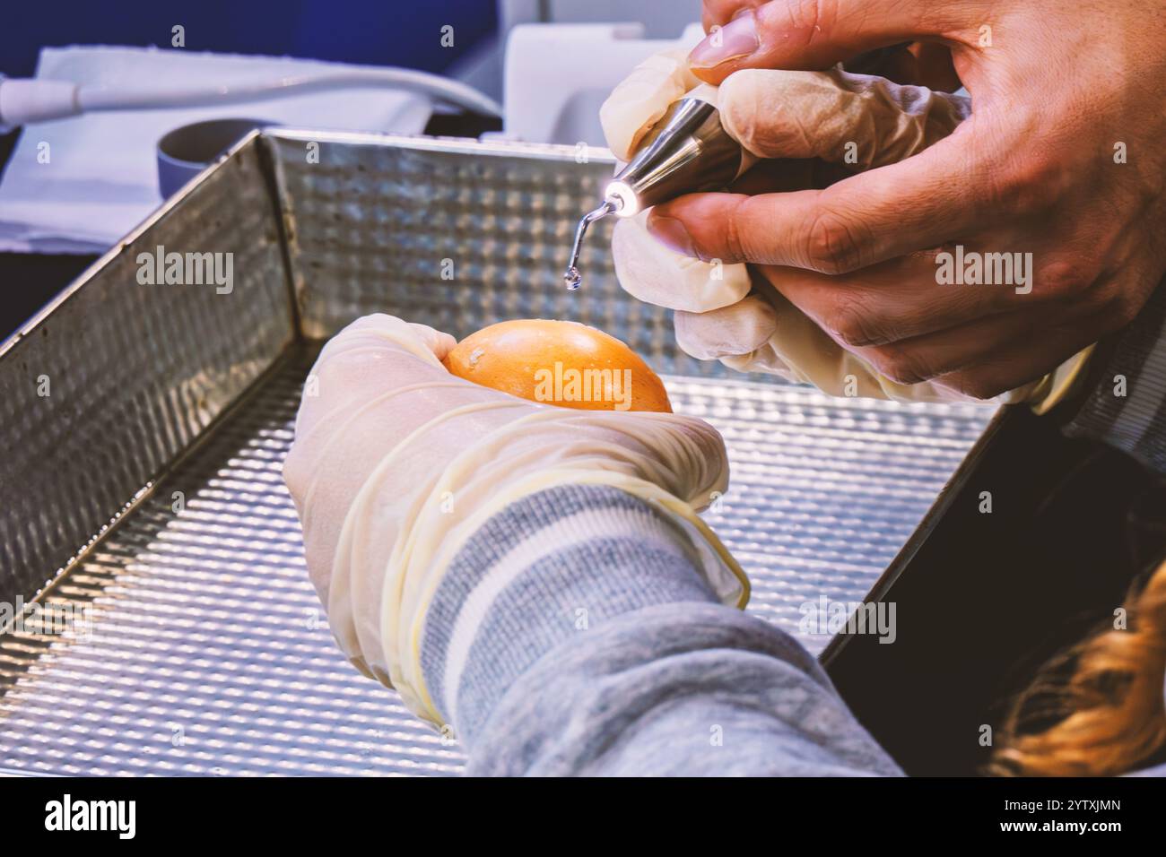 Una donna si allena utilizzando una macchina per la chirurgia ossea a ultrasuoni a modulazione di frequenza per preservare i tessuti molli e migliorare la riparazione dei tessuti Foto Stock