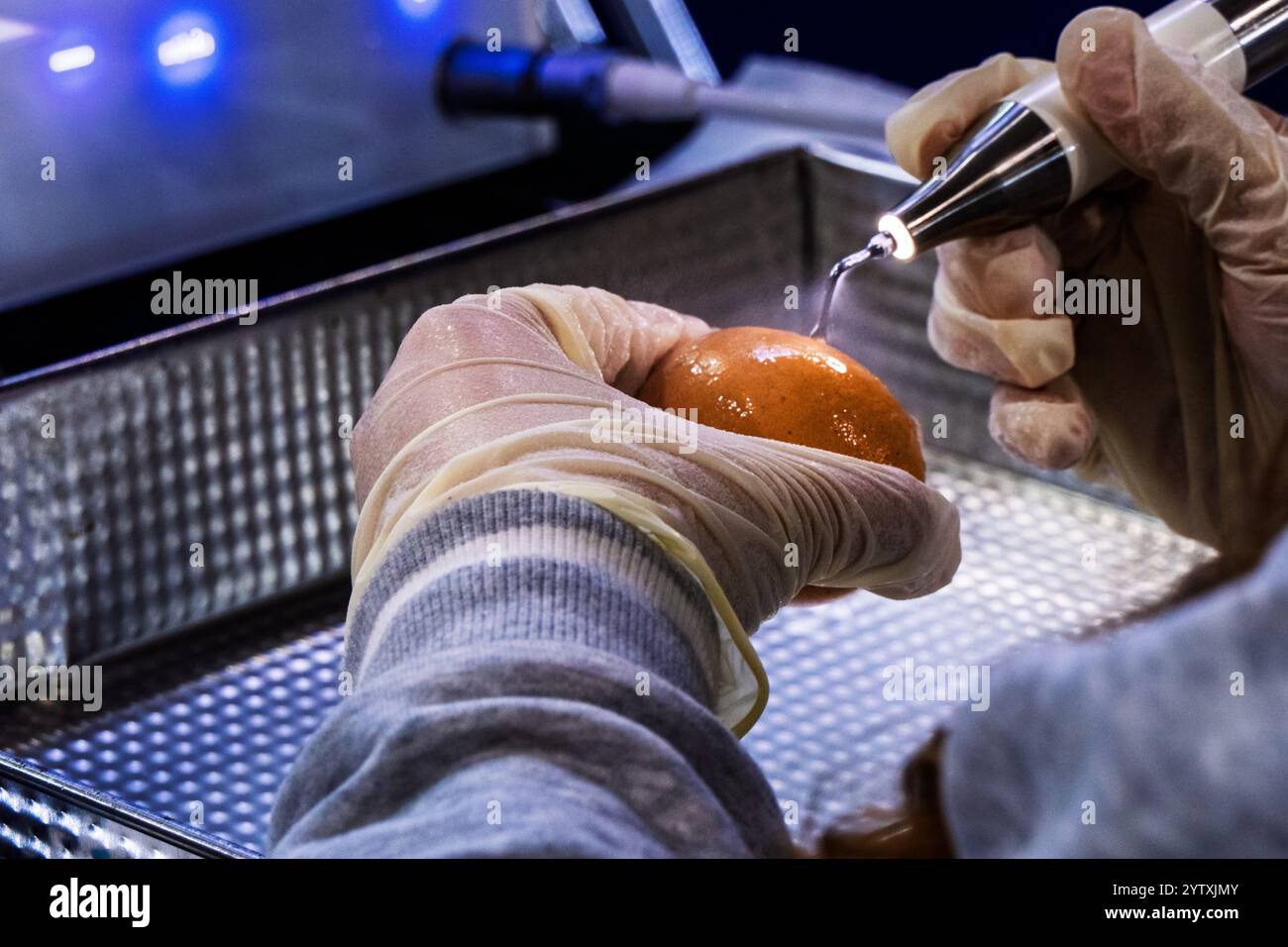 Una donna si allena utilizzando una macchina per la chirurgia ossea a ultrasuoni a modulazione di frequenza per preservare i tessuti molli e migliorare la riparazione dei tessuti Foto Stock