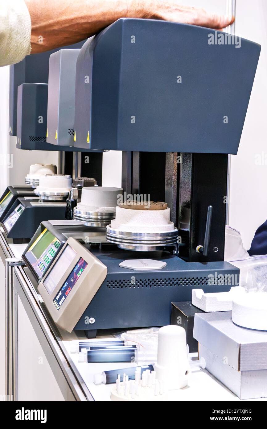 Attrezzature specializzate utilizzate in odontoiatria, forni ceramici, utilizzate per realizzare protesi, corone o impiallacciature. Foto Stock