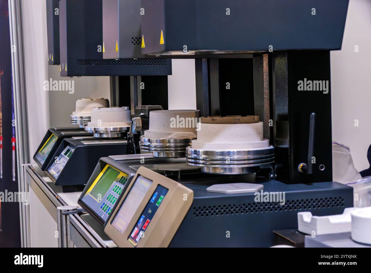 Attrezzature specializzate utilizzate in odontoiatria, forni ceramici, utilizzate per realizzare protesi, corone o impiallacciature. Foto Stock